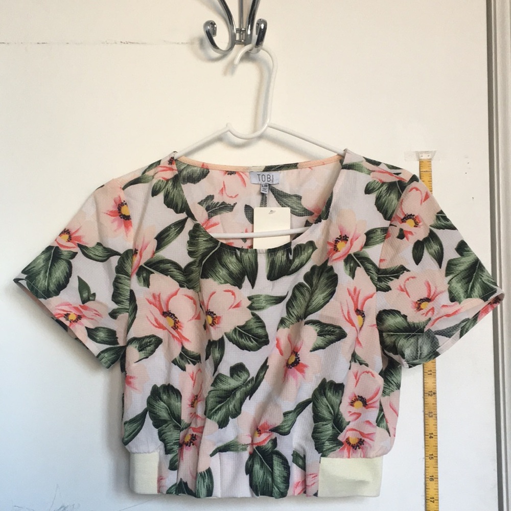 🧚🏼‍♂️ 3 FOR 30 🧠 White floral cut-out crop top